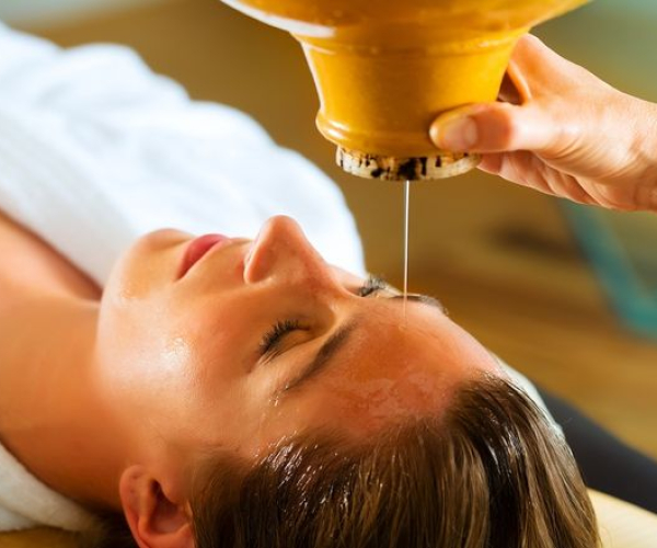 Frau genießt eine Ayurveda Ölmassage